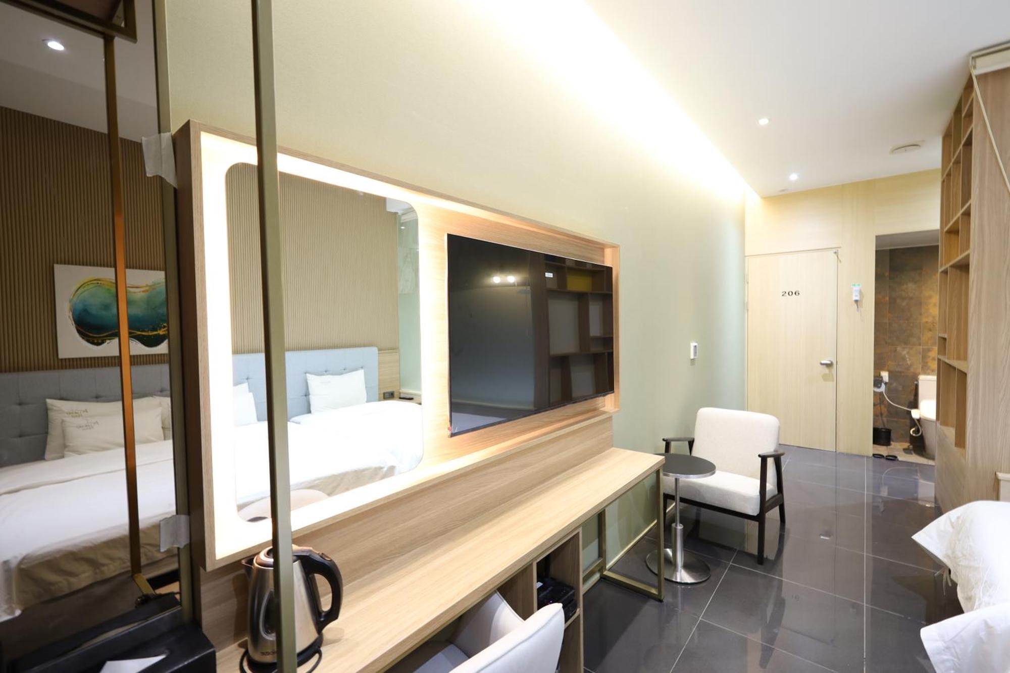 Almond Station Hotel 3*