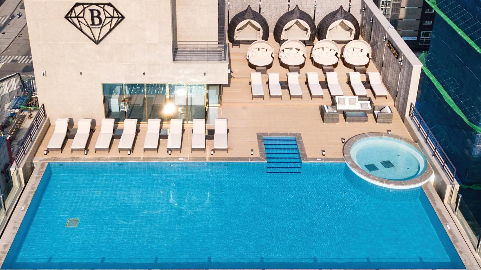 Baymond Hotel