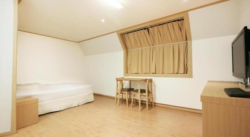 Orange Motel 2*