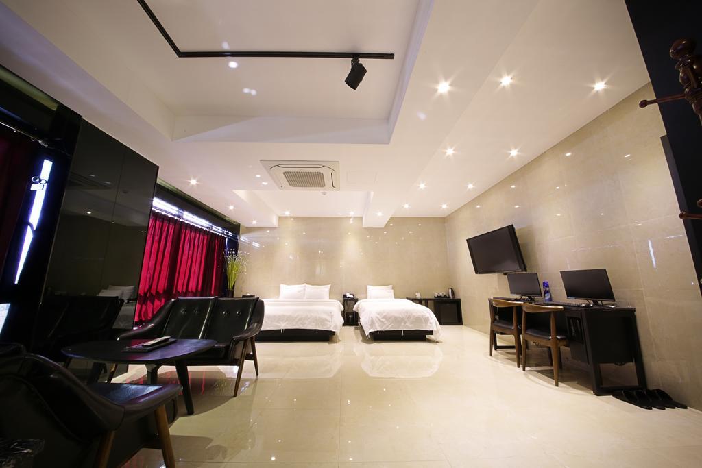 Almond Station Hotel 3*