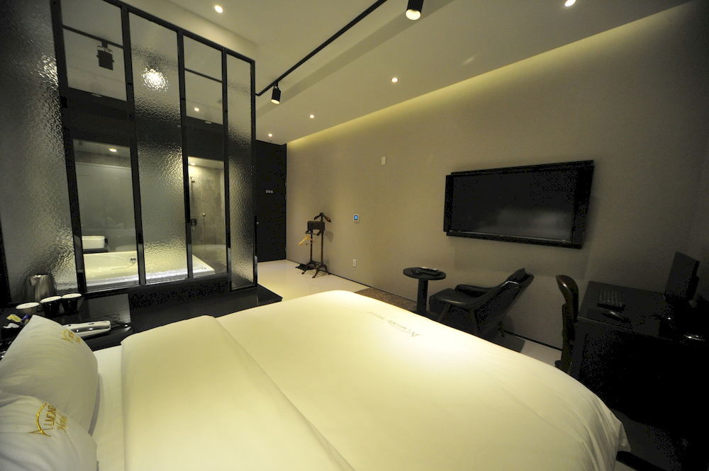 Hotel Almond Station 3*