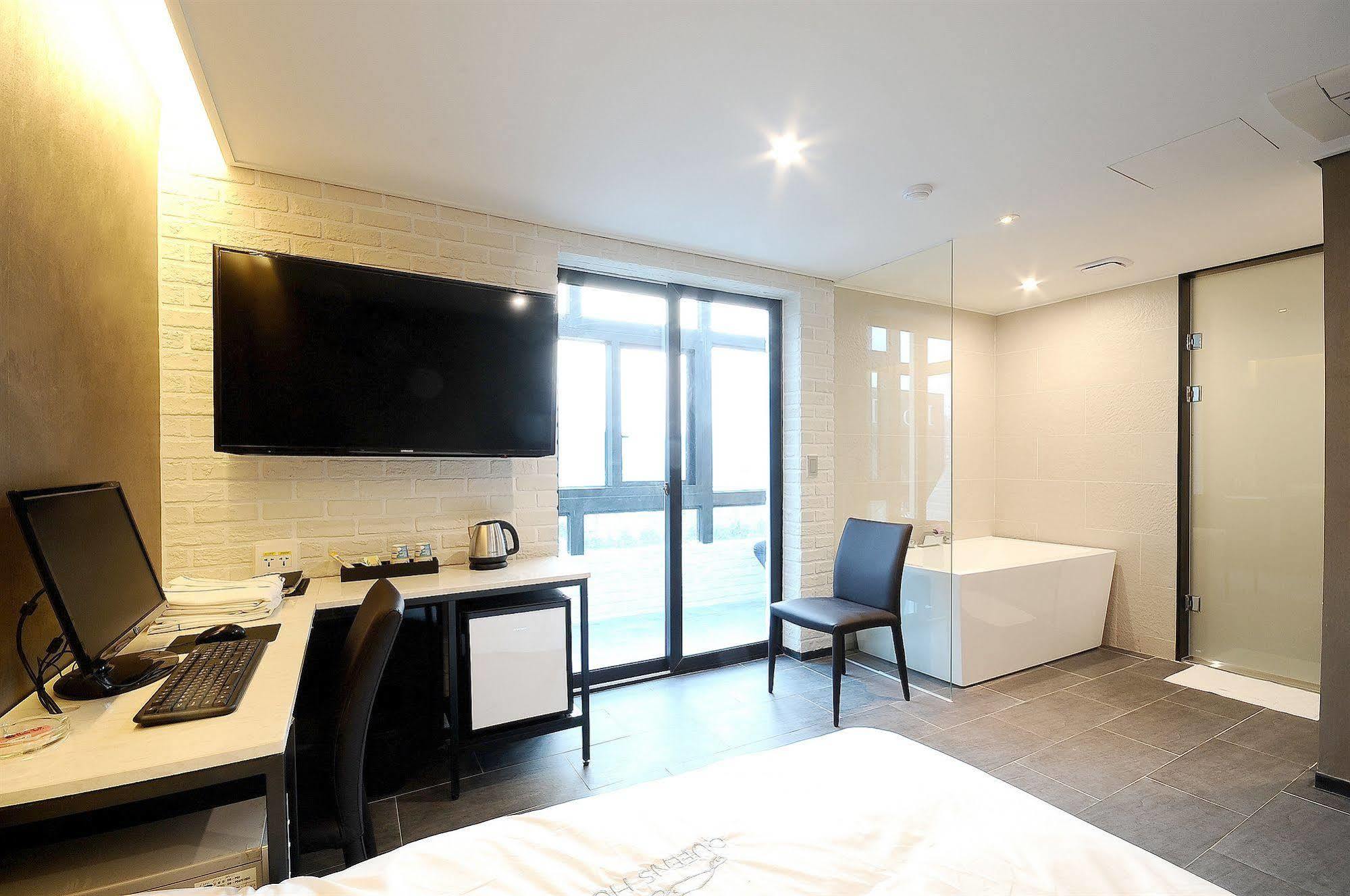 Queens Seomyeon Hotel