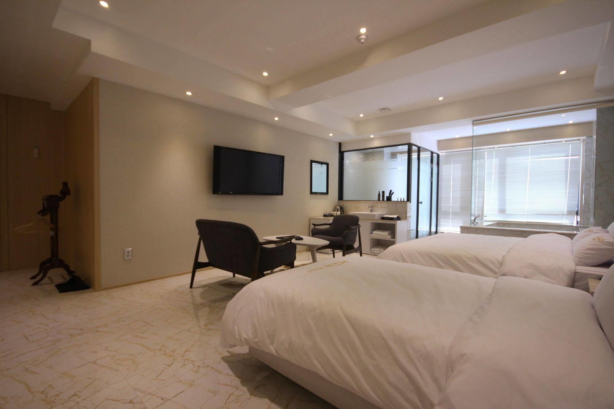 Hotel Almond Station 3*