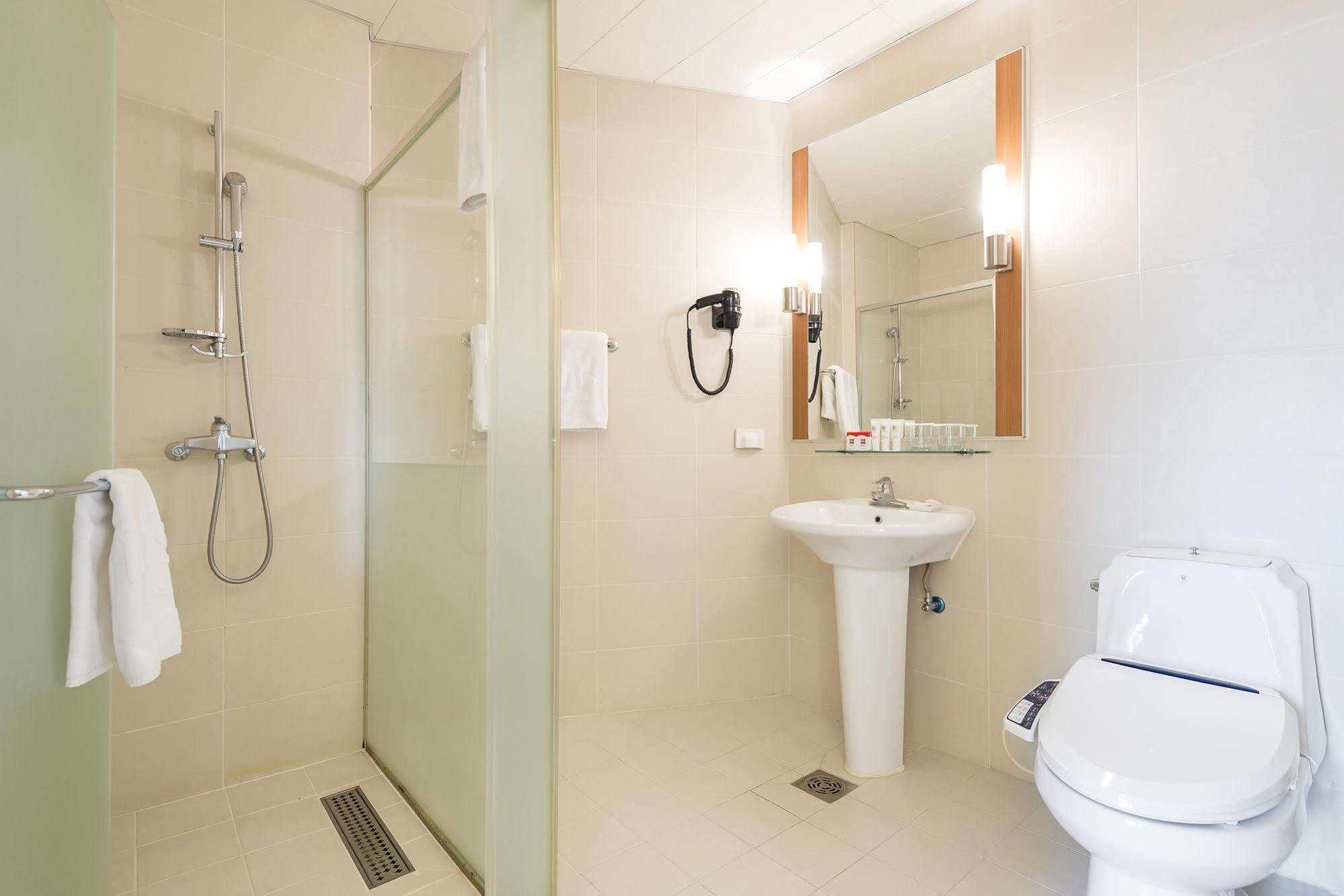 Ibis Ambassador Centre Hotel 3*