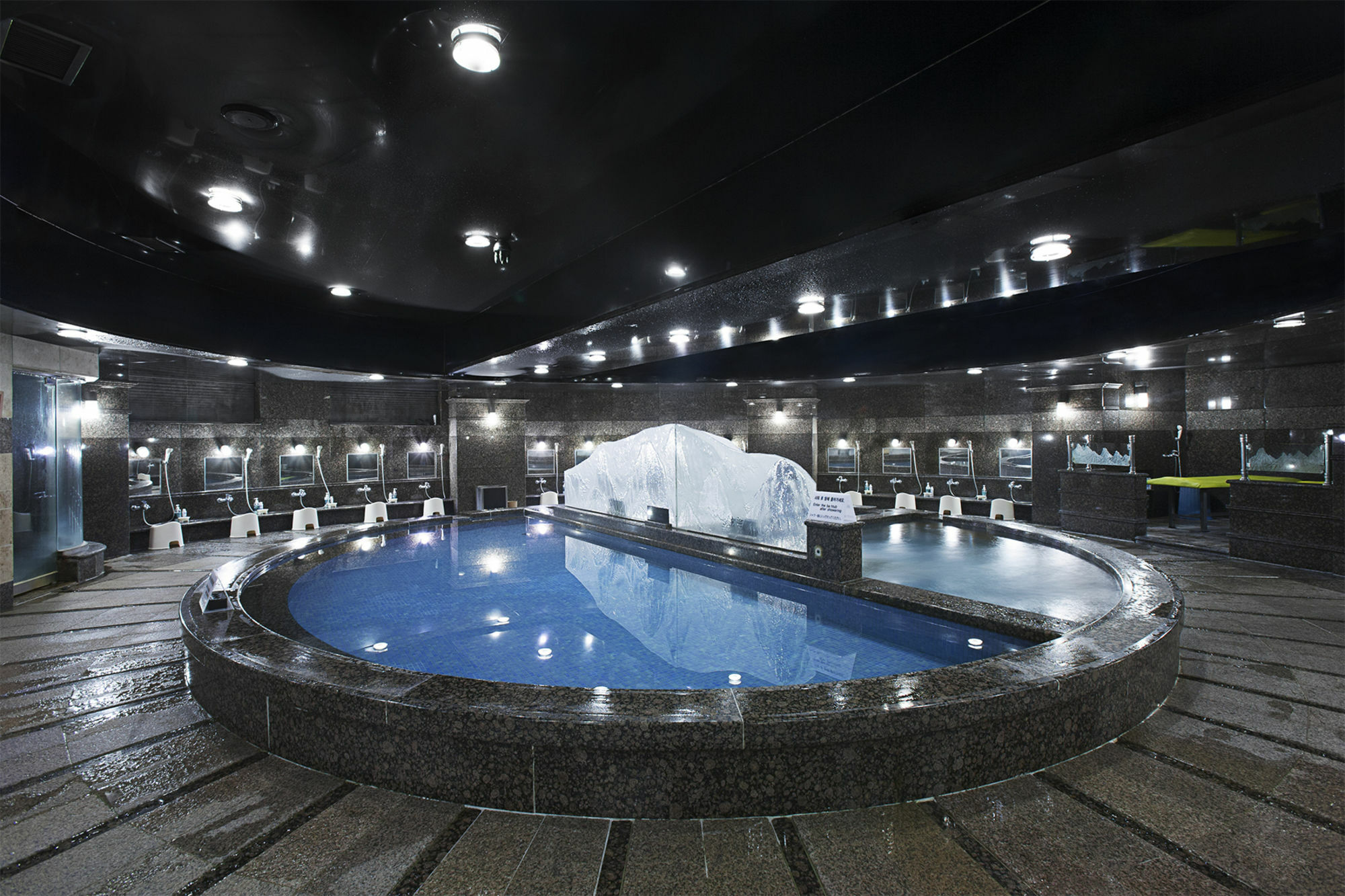 Commodore Hotel 4*
