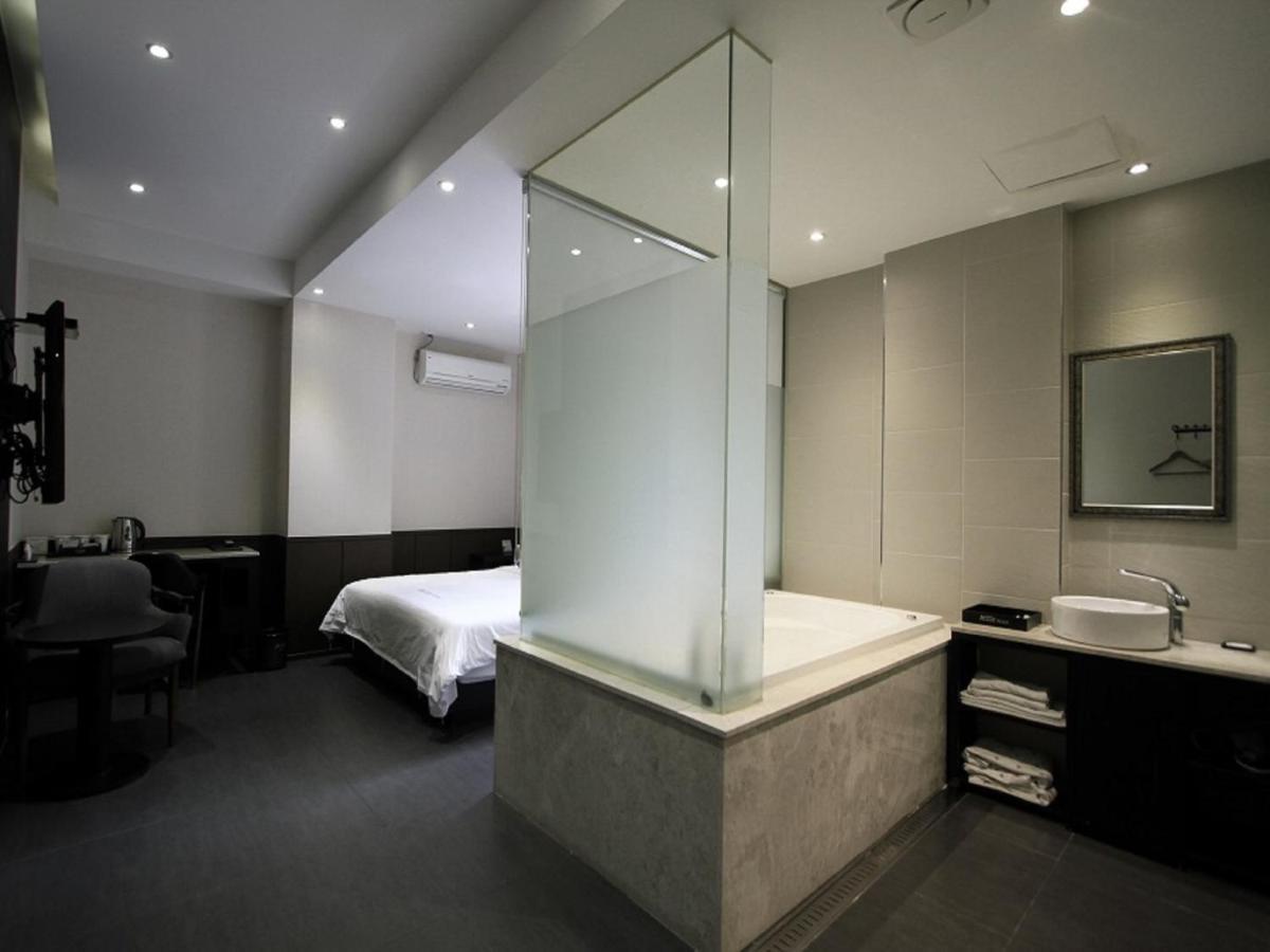 Hotel Almond Station 3*